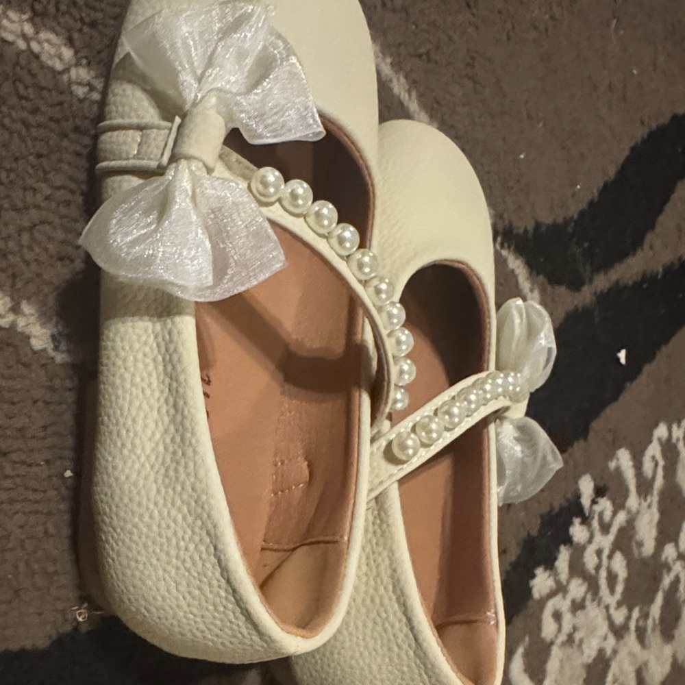 SHEIN Cream Pearl Bow Kids Dress Shoes - Picture 3 of 5